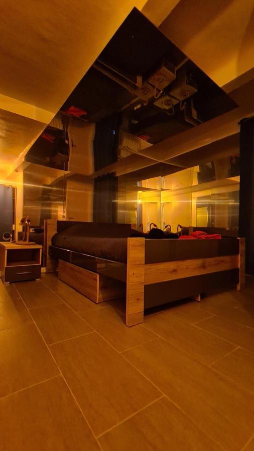 T2 Chambre Miroir Jardin Et Parking Prive Marseille Exterior photo